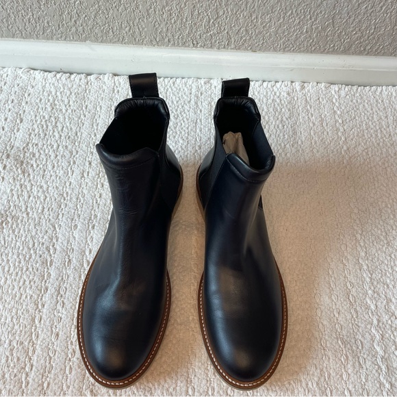 Everlane Italian leather Chelsea with gum sole. - Picture 2 of 7